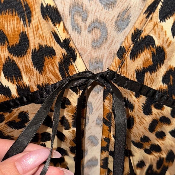 NWT- French Pastry Leopard Print Tie-Front Top size Large - Picture 8 of 13
